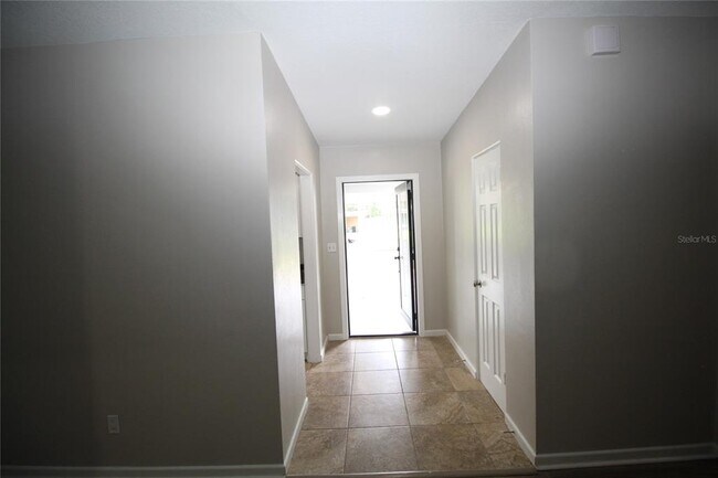 Building Photo - 115 N Lakewood Cir