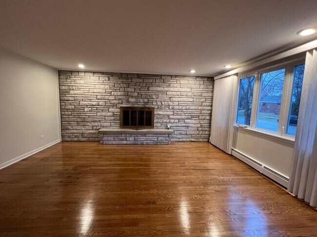 Building Photo - 9533 Schiller Blvd