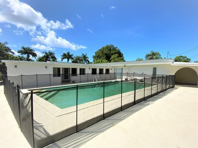 Building Photo - ** SOUTH NAPLES ** 4 BED / 3.5 BATH ** POOL** NO HOA ** PETS OK **ANNUAL **