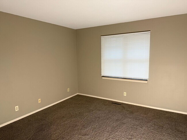 Building Photo - COMING SOON: Stunning 2-Bed/1 Bath Duplex ...