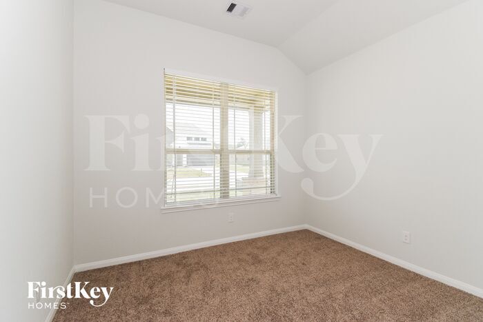 Building Photo - 127 Lk Wy Cir