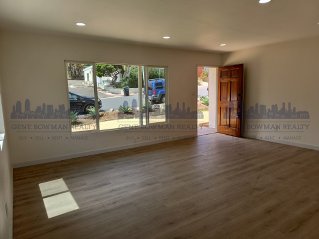 Building Photo - Newly Renovated, Beautiful 2-Bed/1Bath Sta...