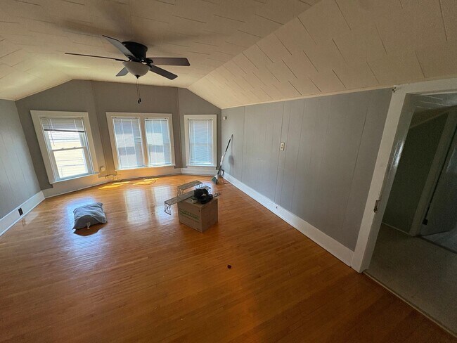Building Photo - Bret's Southpark Residence