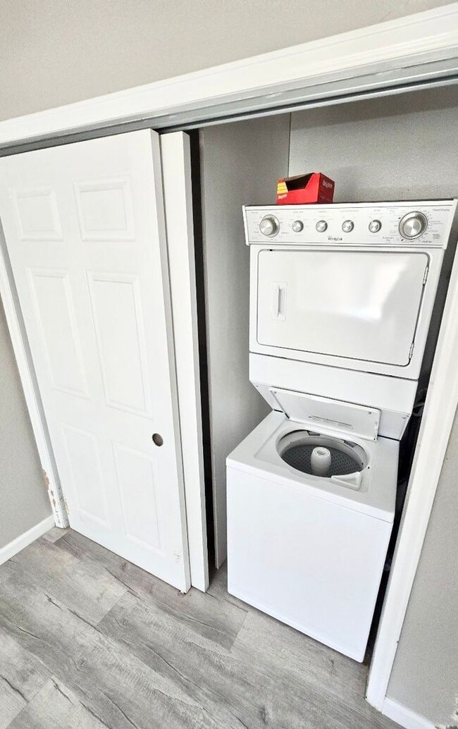 Building Photo - For Rent – Beautifully Remodeled 2-Bedroom...