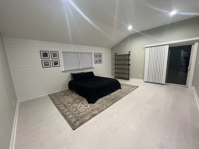 Huge Primary bedroom - 5 Mill St