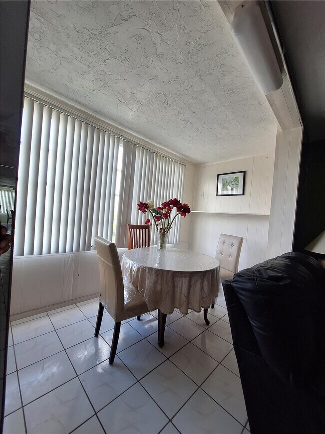 Building Photo - 2821 Somerset Dr