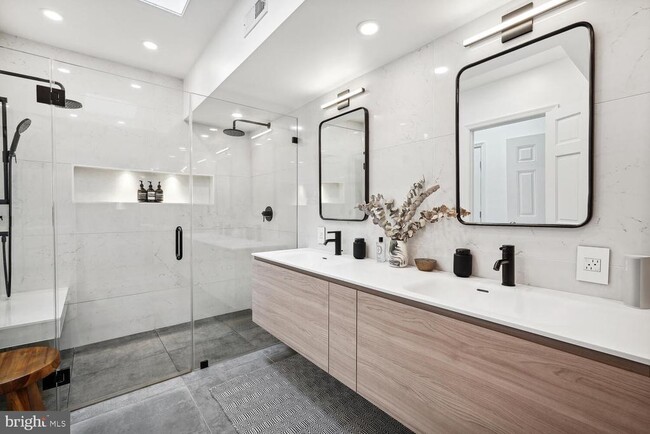 Building Photo - 2242 Ontario Rd NW