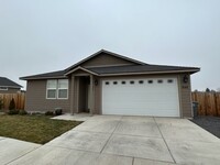 Building Photo - Newer Construction in Strawberry Heights