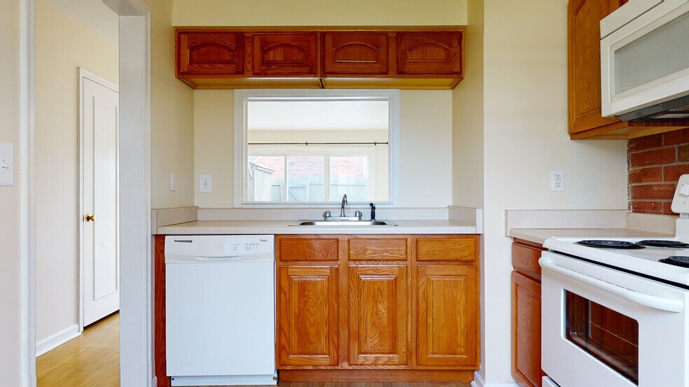 Building Photo - Carriage Hill Erie