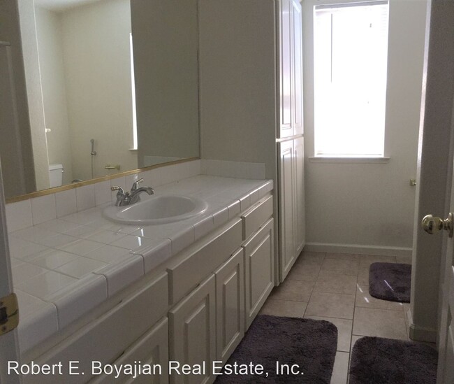 Building Photo - 5 br, 3 bath House - 2986 E. Plymouth Way