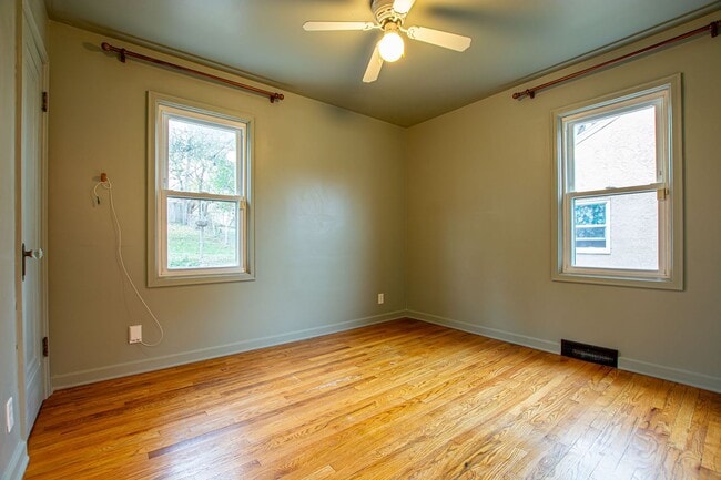 Building Photo - Adorable 2 Bedroom / 2 Bath Home in Aksarben with Washer/Dryer and Fenced Backyard!