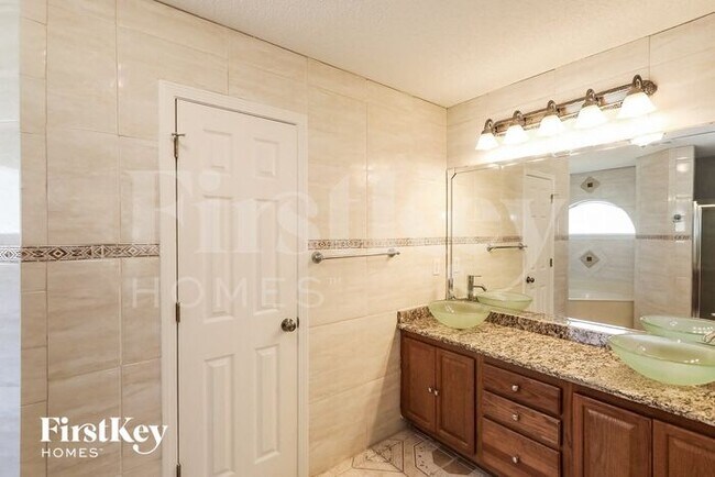 Building Photo - 3931 Lake Crest Terrace