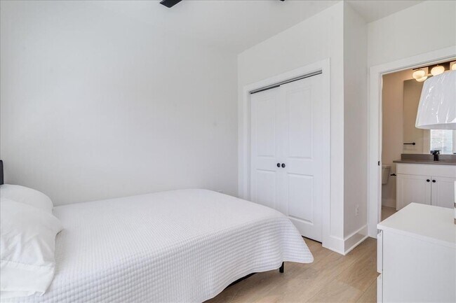 Building Photo - 3000 Duval St