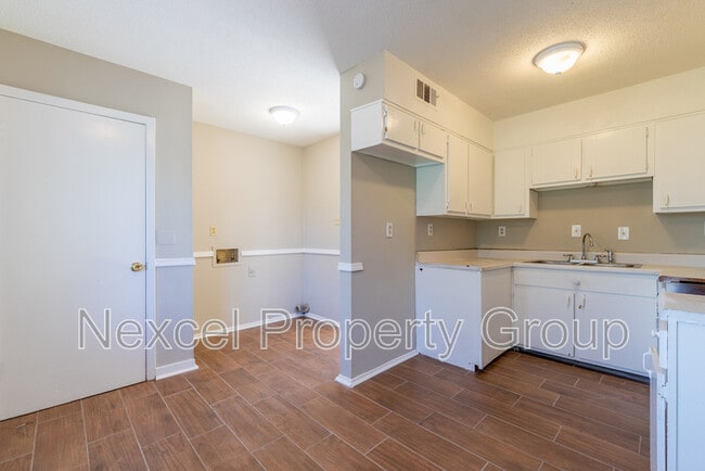 Building Photo - 6560 Greenbriar Dr