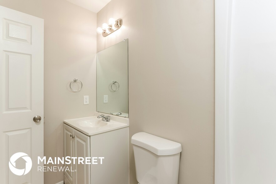 Building Photo - 2250 SE Baron St