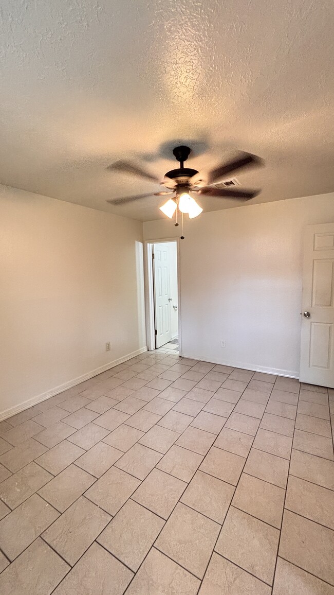Building Photo - 1114 Un Vly Dr