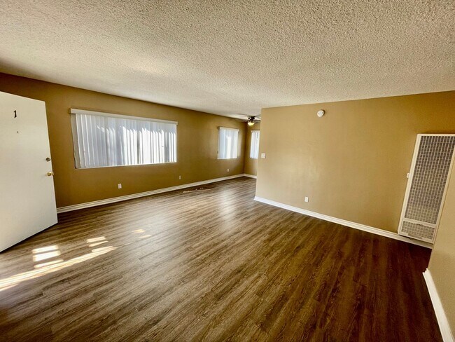 Building Photo - Remodeled 2 Bedroom 1 Bath
