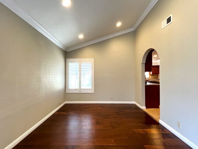 Building Photo - 4 bed, 3 bath located in Anaheim!