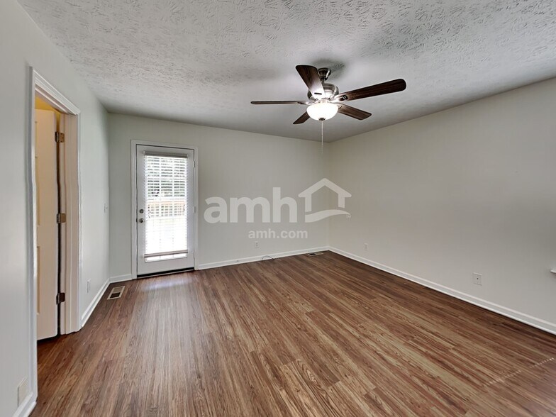 Building Photo - 204 Creekwood Dr