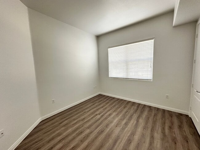 Building Photo - Guard Gated 2 Bed/2 Bath Condo w/Resort St...
