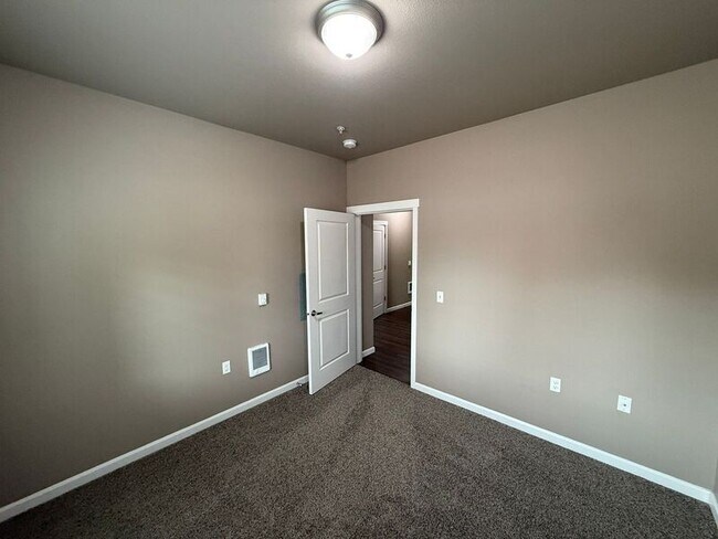 Building Photo - 4235 Hawthorne Ave NE