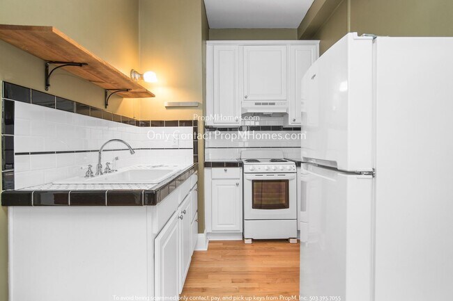 Building Photo - Classic Nob Hill Studio with Courtyard Acc...