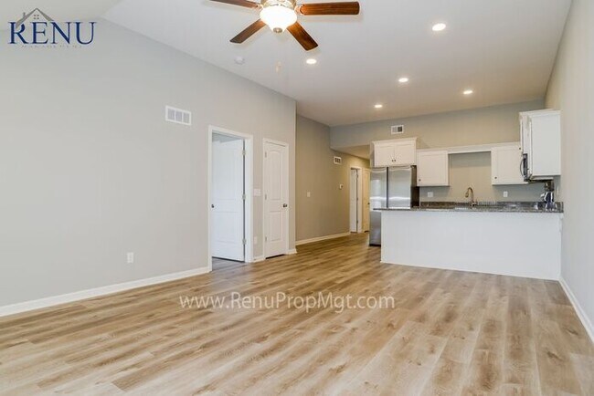Building Photo - Holiday Special: Free First Month's Rent!!