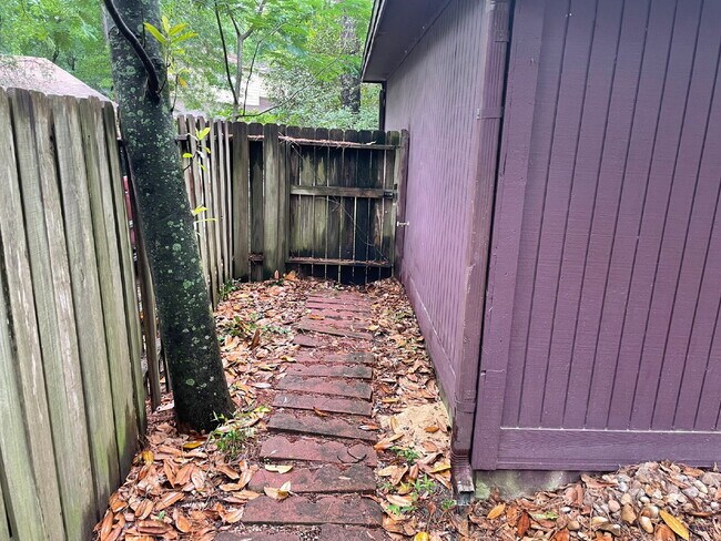 Building Photo - LOVELY ONE STORY wooded-lot home in the heart of The Woodlands.