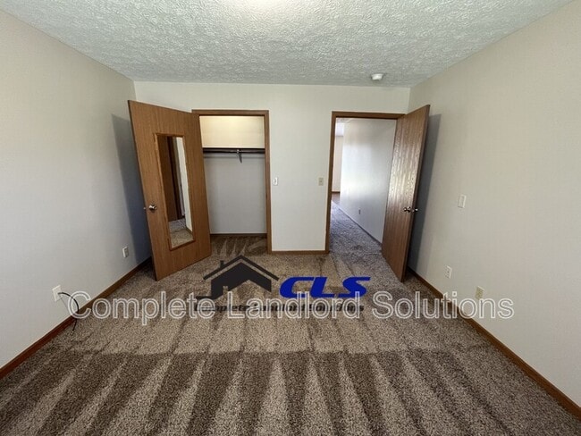 Building Photo - 1037 S 6th St