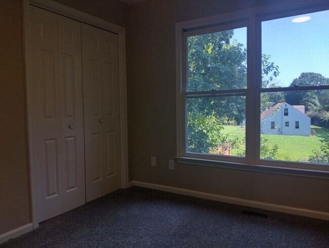 Building Photo - Spacious 2bd/1.5ba townhome