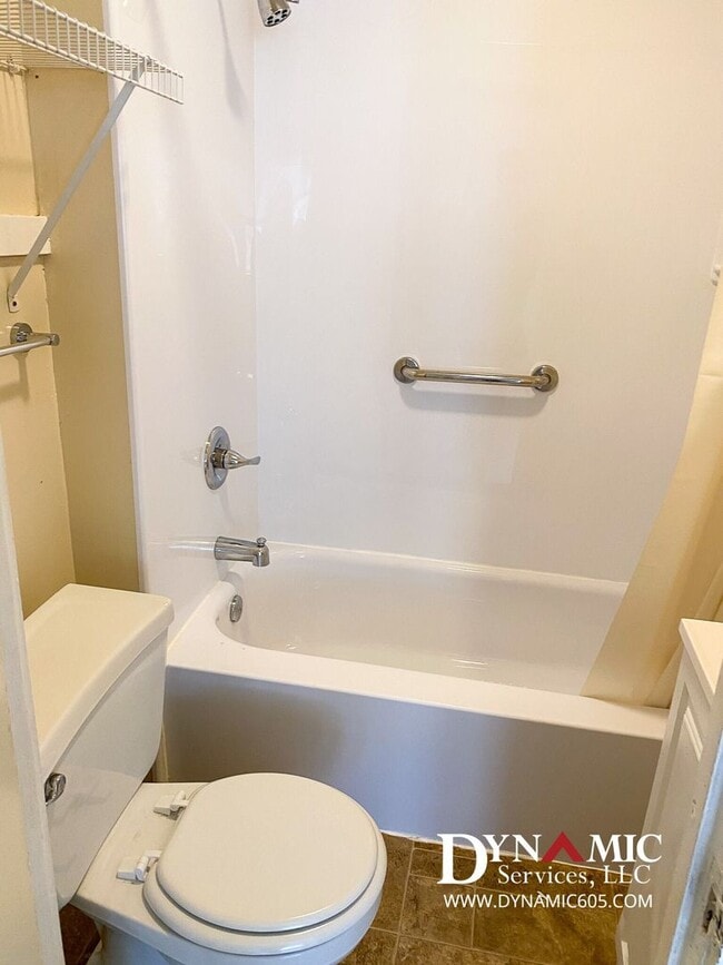 Building Photo - Upper Level 2 Bedroom, 1 Bathroom Duplex