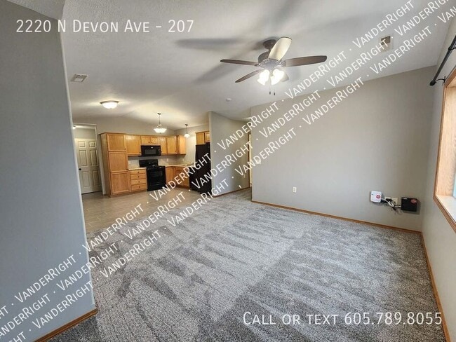 Building Photo - 2220 Devon Ave