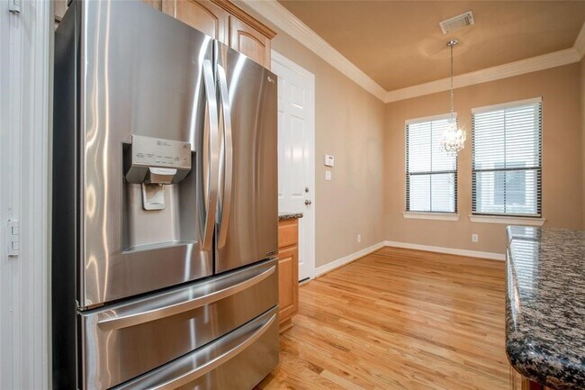 Building Photo - 2906 Royal Oaks Crest