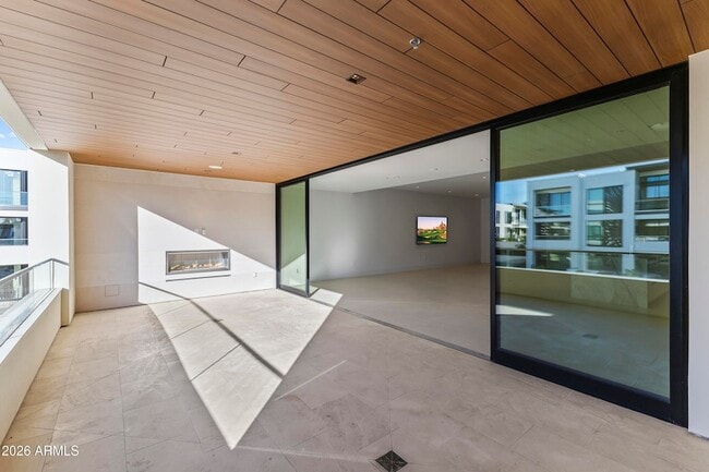 Building Photo - 6587 N Palmeraie Blvd