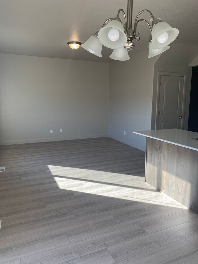 Building Photo - 3 bed 2.5 bath in  Townhome Spanish Fork