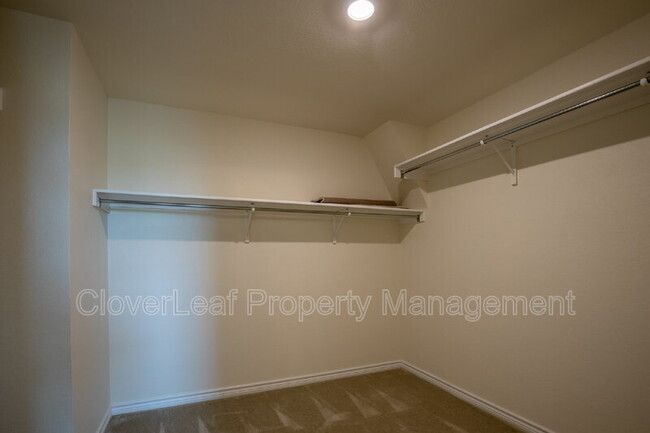Building Photo - 571 Pebble Bend
