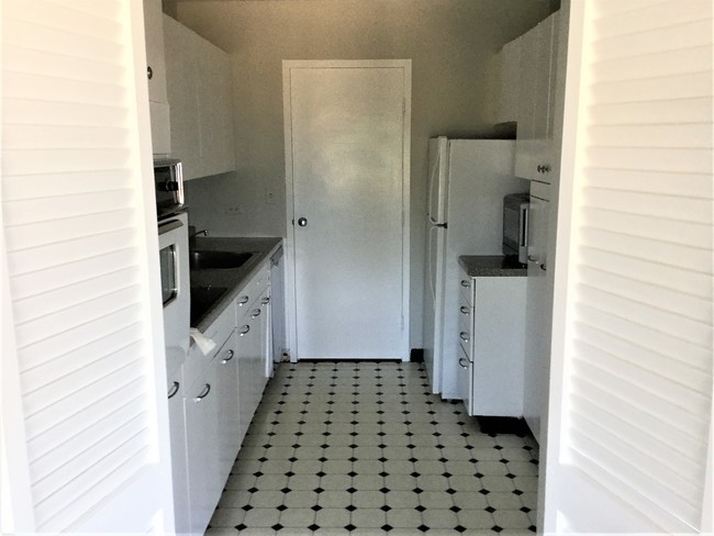 Kitchen - Clean & Newer microwave, dishwasher & cooktop - 5757 N Sheridan Rd