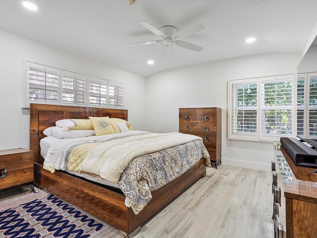 Building Photo - 411 Poinciana Dr