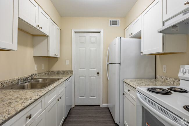 2BR, 1BA - 821SF - The Villages at South River
