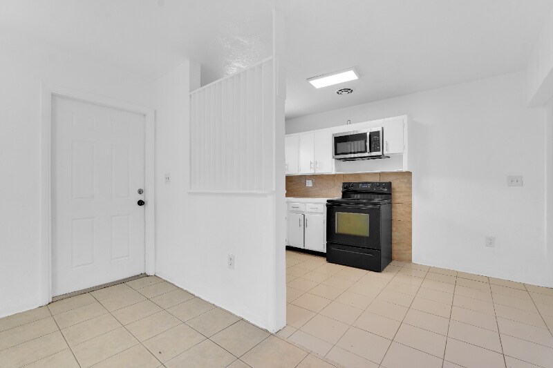 Building Photo - 2435 Plunkett St