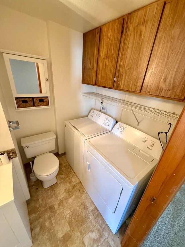 Building Photo - Welcome to this Charming 3 bedroom, 2 bath...
