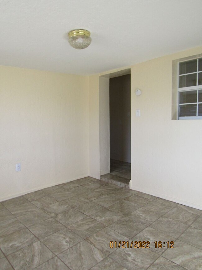 Building Photo - Very nice home located in the Gooch Area! No Pets!