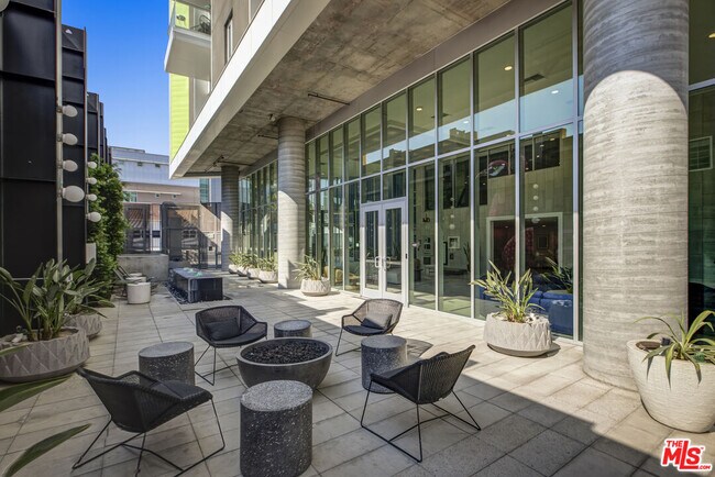 Building Photo - 5750 Hollywood Blvd