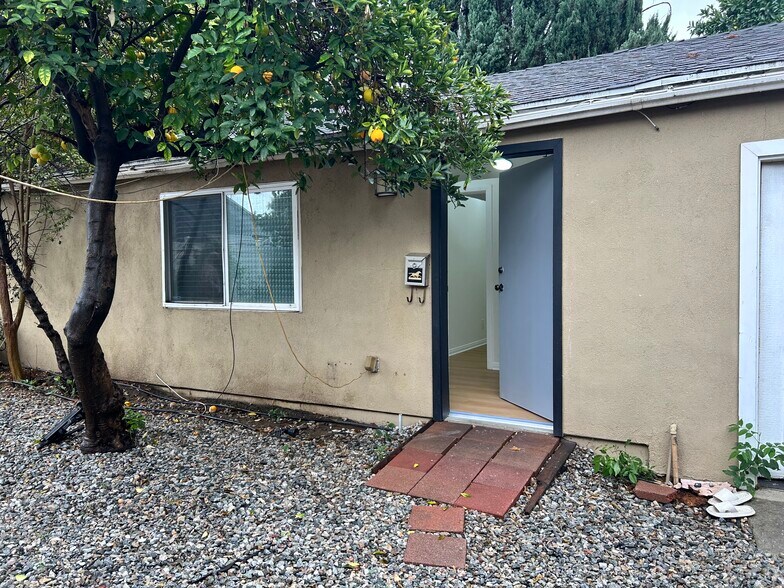 Entry - 17630 Cantara St