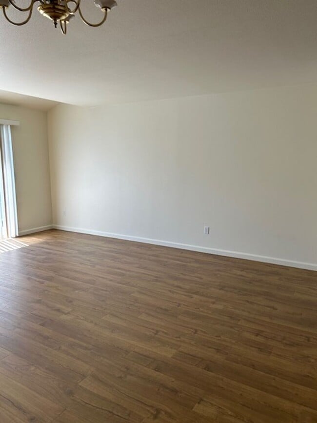 Building Photo - Beautiful 2 Bedroom Townhome Available Now!