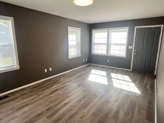 Building Photo - 3 Bedroom home with Fenced Yard - Availabl...