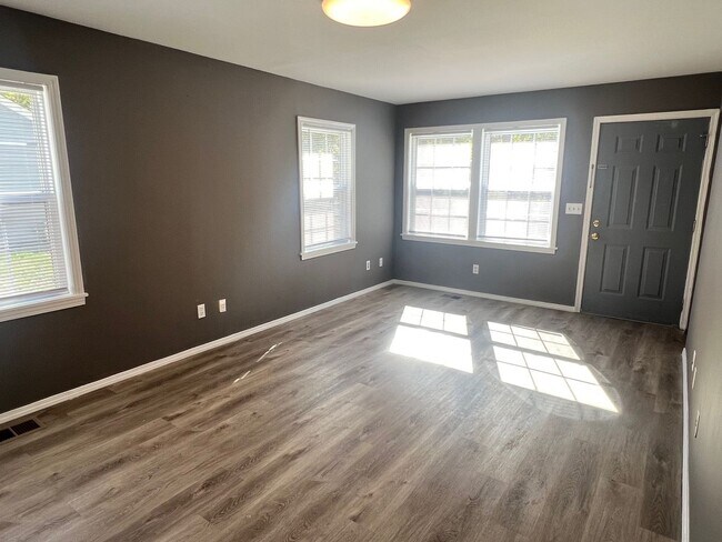 Building Photo - 3 Bedroom home with Fenced Yard - Available November