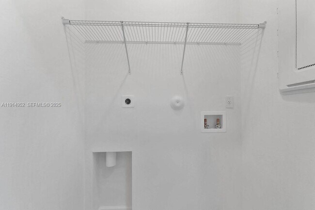 Building Photo - 2558 SE 27th Dr