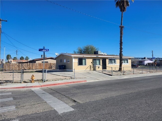 Building Photo - 2700 E Basswood Ave