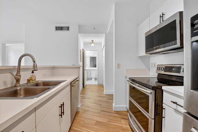 Building Photo - 630 S Sapodilla Ave